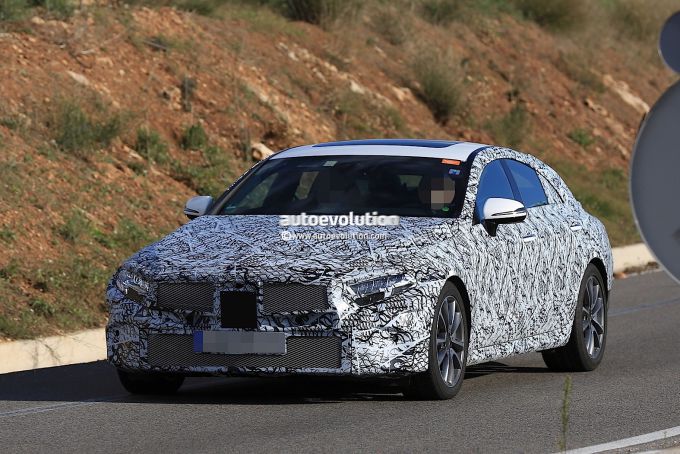 Mercedes-Benz показал прототип CLE со светодиодными фарами